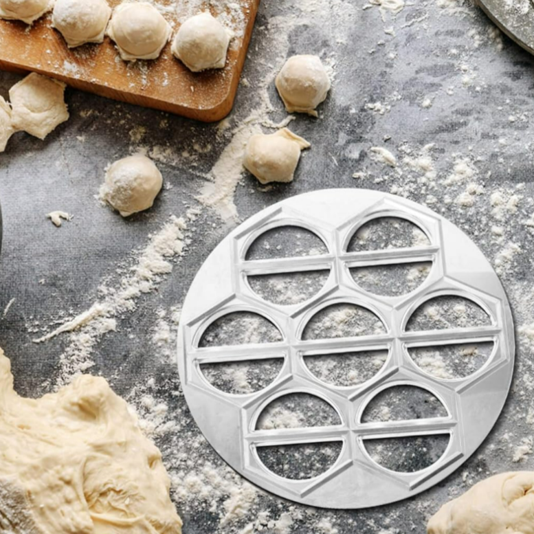Forma pentru ravioli sau galuste, Zola, 14 semicercuri, diametru forma 24.2 cm, din inox, argintiu Forma pentru ravioli sau galuste, Zola, 14 semicercuri, diametru forma 24.2 cm, din inox, argintiu